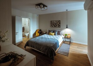 2 slaapkamers, een bureau, een strijkplank/strijkijzer, wifi