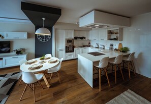 Kühlschrank, Mikrowelle, Ofen, Geschirrspüler