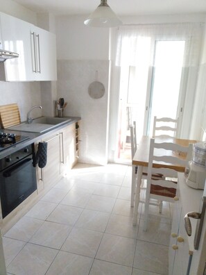 Fridge, microwave, oven, stovetop - Quiet Bright Apartment (Marseille)