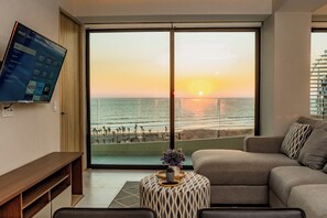 Leilighet – deluxe, 4 soverom, balkong, strandutsikt | Oppholdsområde | Smart-TV