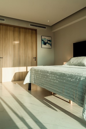 Apartamento Deluxe, 4 habitaciones, balcón, vistas a la playa | Espacio para trabajar con un portátil, cortinas opacas, wifi gratis