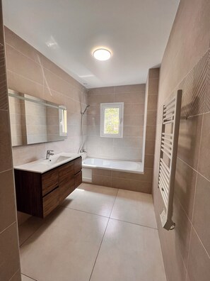 Dusj, hårføner, håndklær og toalettpapir