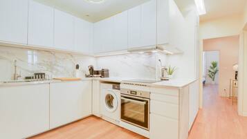 Een koelkast, een microgolfoven, een oven, een vaatwasser