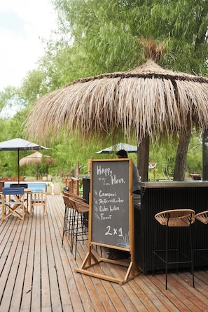 Outdoor banquet area - Brisas del lago Glamping (Partido de Tigre)