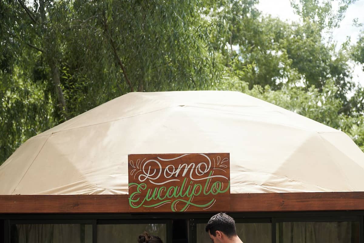 Une structure en bois sur laquelle est apposée une enseigne indiquant : « Domo Eucalyptus ».