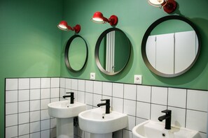 Hårtork och handdukar