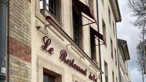 Ein Gebäude mit einem Schild, auf dem "Le Restaurant du Palais" steht.