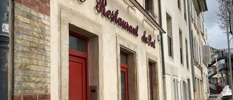 A building with a sign reading 'Le Restaurant du Coin.'