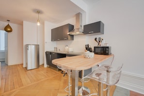 Kühlschrank, Mikrowelle, Ofen, Geschirrspüler