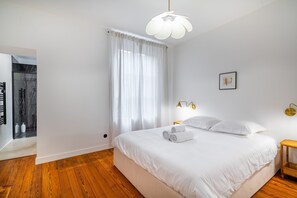 1 slaapkamer, een strijkplank/strijkijzer, gratis wifi, beddengoed