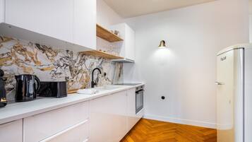 Een koelkast, een oven, een vaatwasser, een koffiezetapparaat/waterkoker