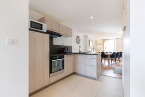Kühlschrank, Mikrowelle, Ofen, Geschirrspüler