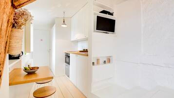 Geladeira, micro-ondas, fogão, lava-louças