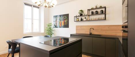 Réfrigérateur, micro-ondes, four, lave-vaisselle