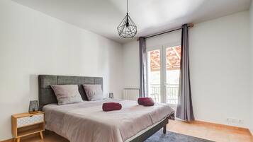 5 bedrooms, iron/ironing board, free WiFi, bed sheets