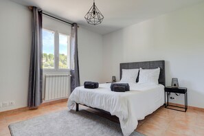 5 bedrooms, iron/ironing board, free WiFi, bed sheets