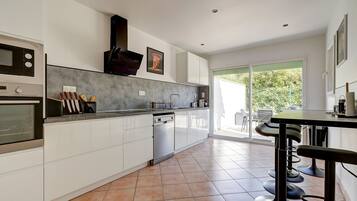 Réfrigérateur, micro-ondes, four, lave-vaisselle