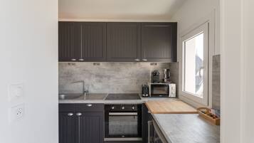 Een koelkast, een microgolfoven, een oven