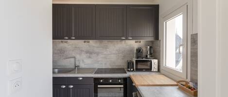 Réfrigérateur, micro-ondes, four, cafetière/bouilloire