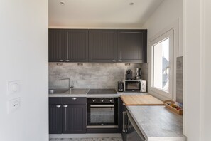 Réfrigérateur, micro-ondes, four, cafetiÚre/bouilloire