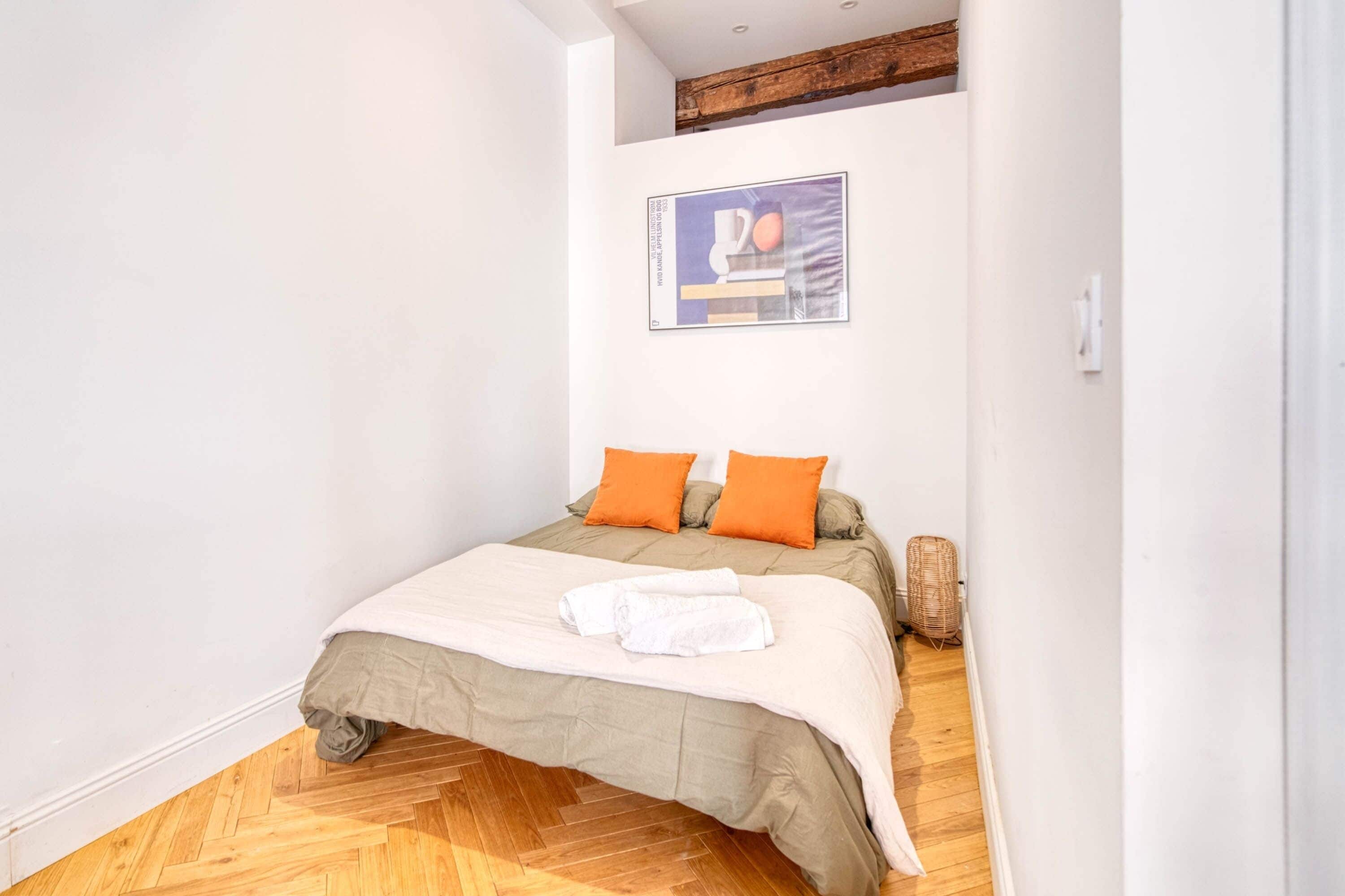 1 habitación, tabla de planchar con plancha, wifi gratis y ropa de cama 