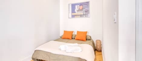 1 habitación, tabla de planchar con plancha, wifi gratis y ropa de cama