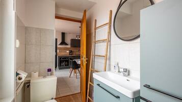 SĂšche-cheveux, serviettes fournies