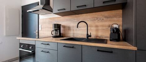 Kjøleskap, mikrobølgeovn, ovn og oppvaskmaskin