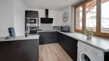 Een koelkast, een microgolfoven, een oven, een vaatwasser