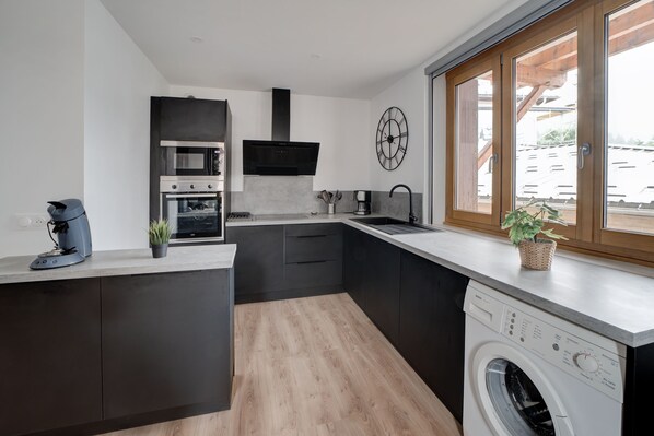 Kühlschrank, Mikrowelle, Ofen, Geschirrspüler