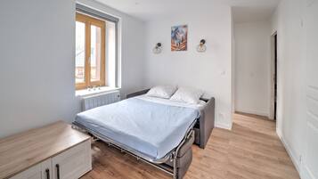 1 slaapkamer, een strijkplank/strijkijzer, gratis wifi, beddengoed