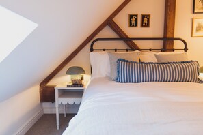 2 bedrooms, iron/ironing board, free WiFi, bed sheets - Rockpool Cottage 5 Buckingham Mews Coastal Retreat (Broadstairs)