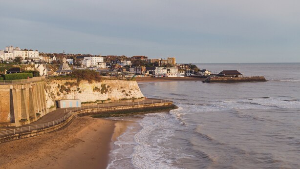 A coastal town with a beach, a sea wall, and a pier. - Rockpool Cottage 5 Buckingham Mews Coastal Retreat (Broadstairs)