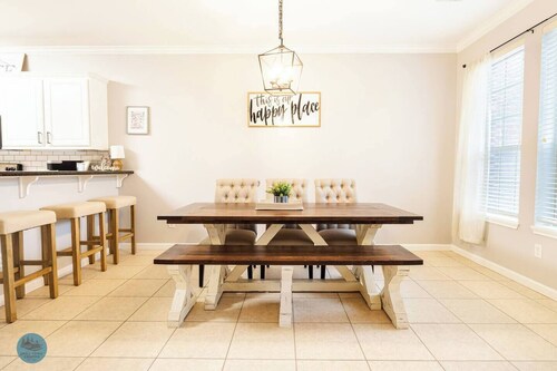 3BR/3.5BA Townhouse, Pool, Sleeps 10, 2 Mi to A&M