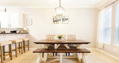 3BR/3.5BA Townhouse, Pool, Sleeps 10, 2 Mi to A&M
