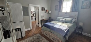 1 chambre, bureau, fer et planche à repasser, lit parapluie