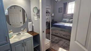 1 slaapkamer, een bureau, een strijkplank/strijkijzer, reisbedje