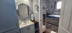 1 chambre, bureau, fer et planche à repasser, lit parapluie