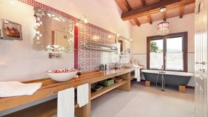 Douche, séchoir à cheveux, bidet, serviettes fournies