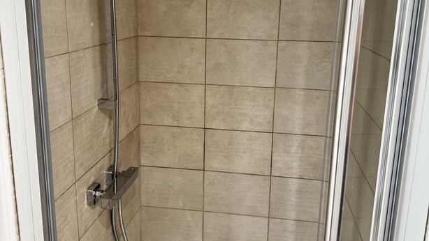 Studio | Badkamer | Een douche, handdoeken