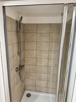 Studio | Bathroom | Shower, towels