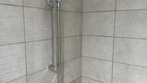 A shower with a handheld showerhead and a flexible hose. - Cozy Studio - Near Stadium - Free Parking (Isleworth)