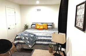 2 slaapkamers, een bureau, een strijkplank/strijkijzer, gratis wifi