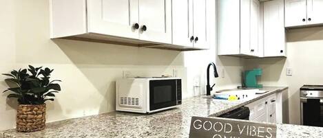 Een koelkast, een microgolfoven, een oven, een kookplaat