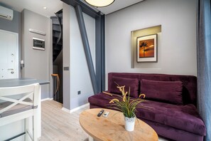 Toetasjesleilighet – standard, 1. etasje | Oppholdsområde | En 40-tommers smart-TV med digitale kanaler samt Netflix og Hulu