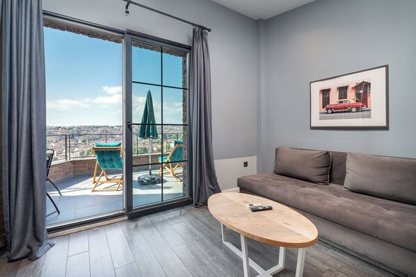 Panoramic Penthouse, City View | Living area | 40-inch Smart TV with digital channels, Netflix, Hulu - Urban Quarters - Loft (Istanbul)