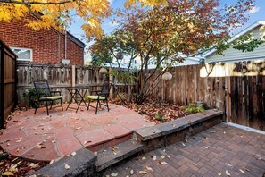 Terrace/patio - Charming cottage in Denver's Park Hill neighborhood. Fenced yard + pet friendly. (Denver)
