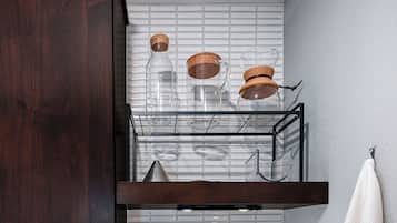 Refrigerador, microondas, cafetera y tetera y tetera eléctrica