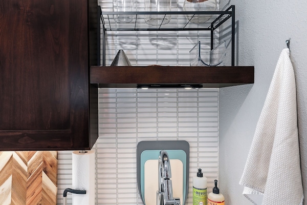 Réfrigérateur, micro-ondes, cafetiÚre/bouilloire, bouilloire électrique