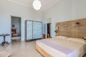 2 bedrooms, desk, iron/ironing board, WiFi